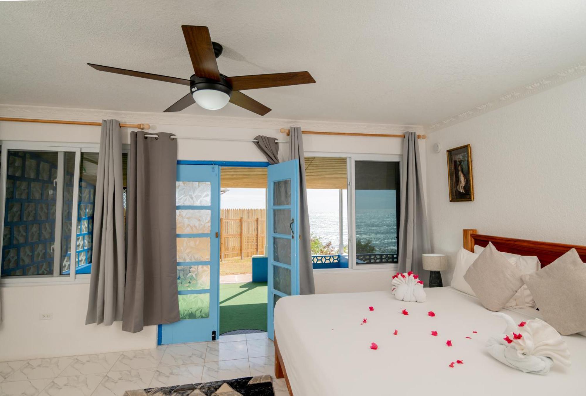 Beyond Sunset Resort & Villas Трежър Бийч Екстериор снимка