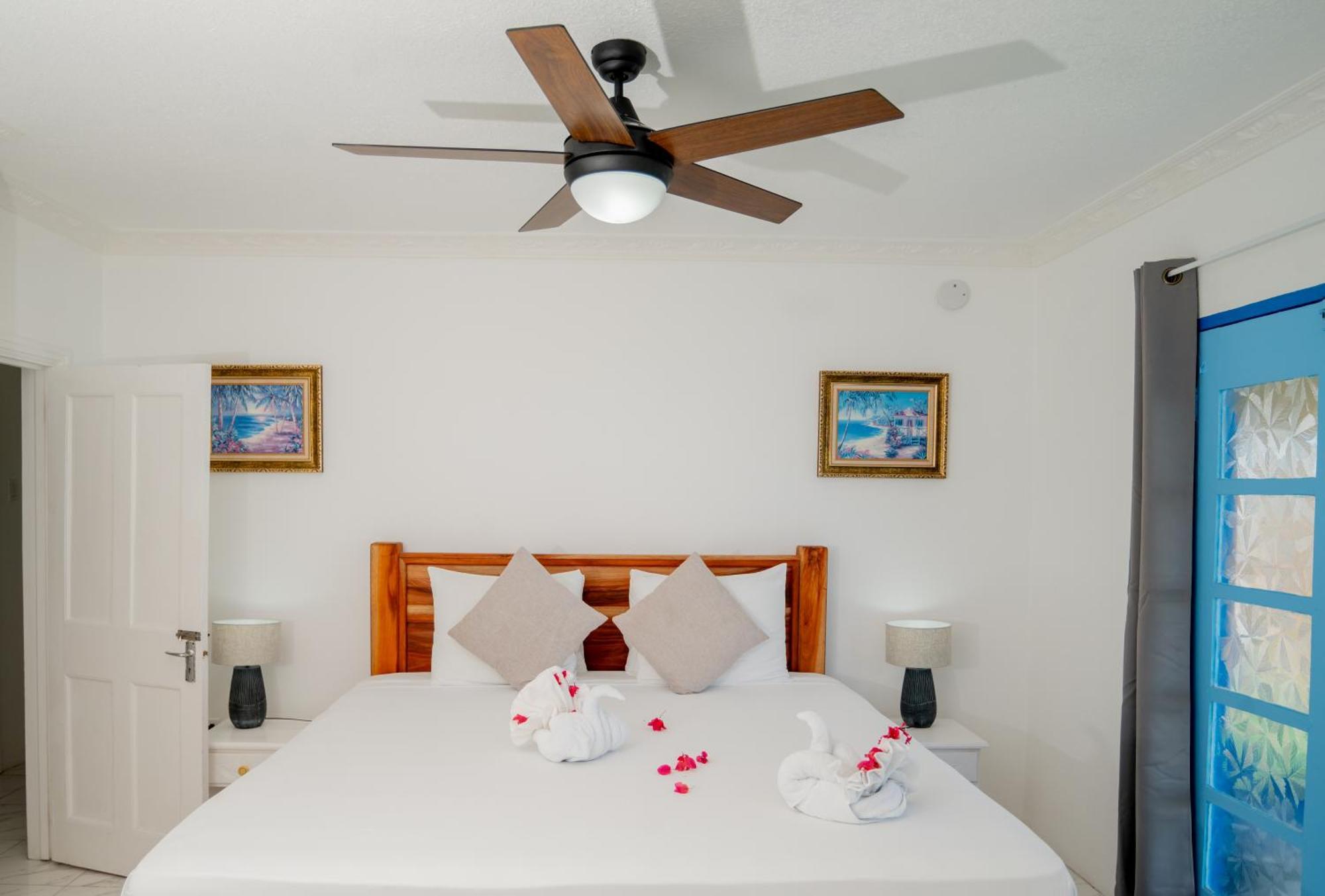 Beyond Sunset Resort & Villas Трежър Бийч Екстериор снимка