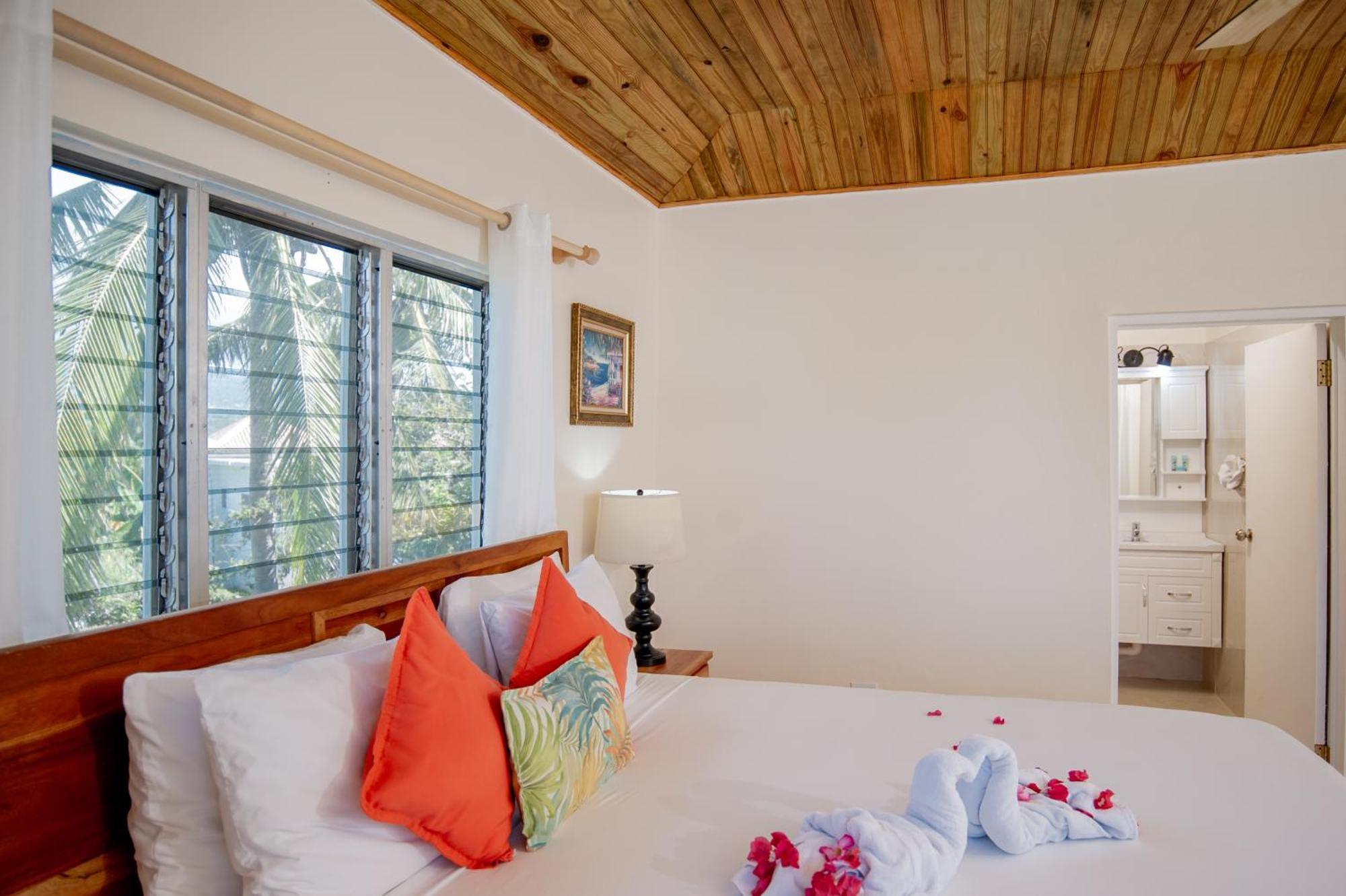 Beyond Sunset Resort & Villas Трежър Бийч Екстериор снимка