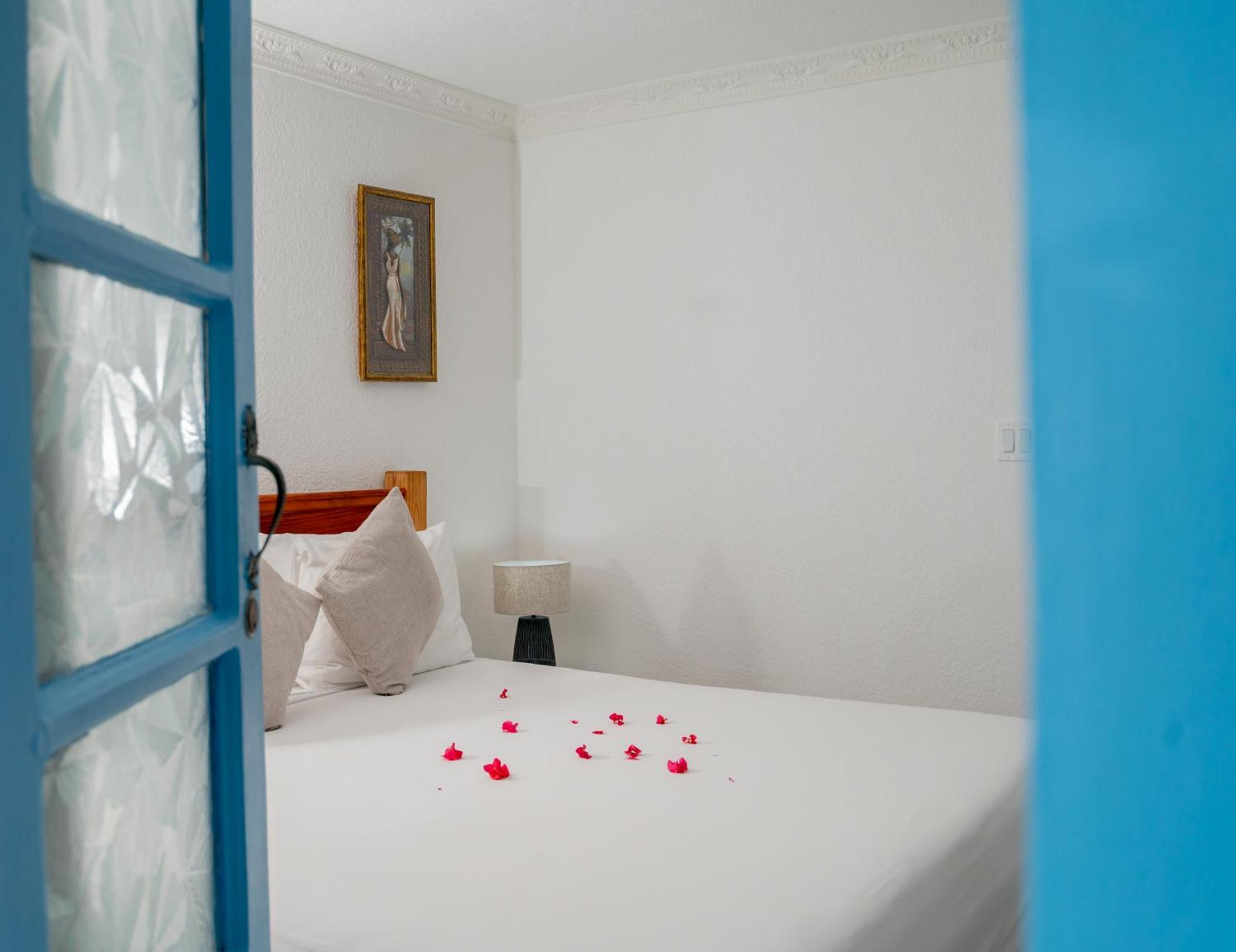 Beyond Sunset Resort & Villas Трежър Бийч Екстериор снимка