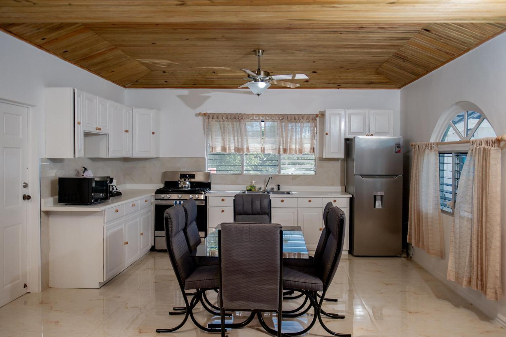 Beyond Sunset Resort & Villas Трежър Бийч Екстериор снимка