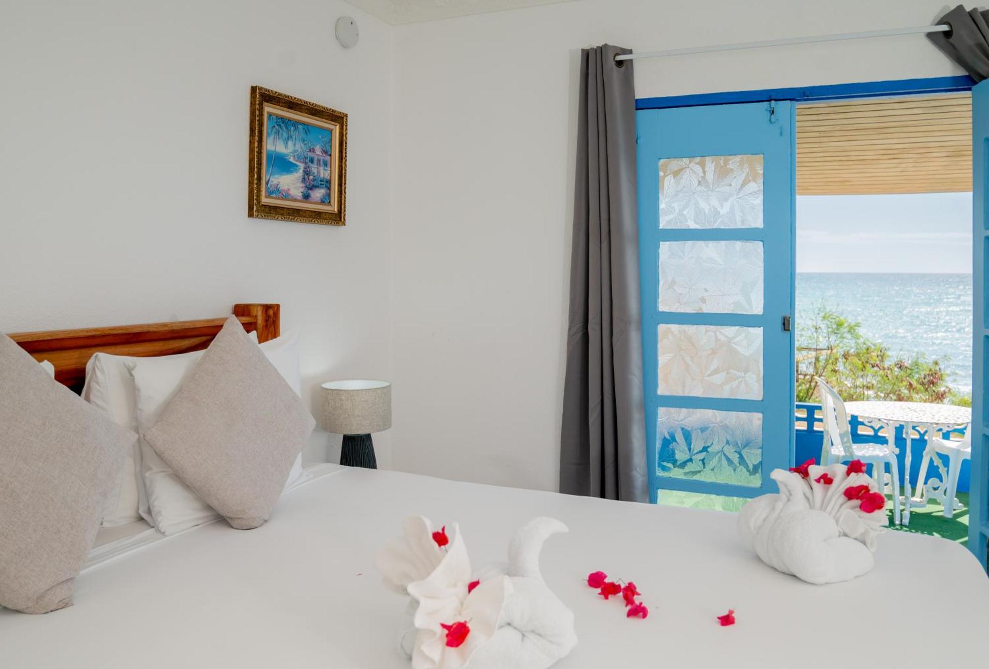 Beyond Sunset Resort & Villas Трежър Бийч Екстериор снимка