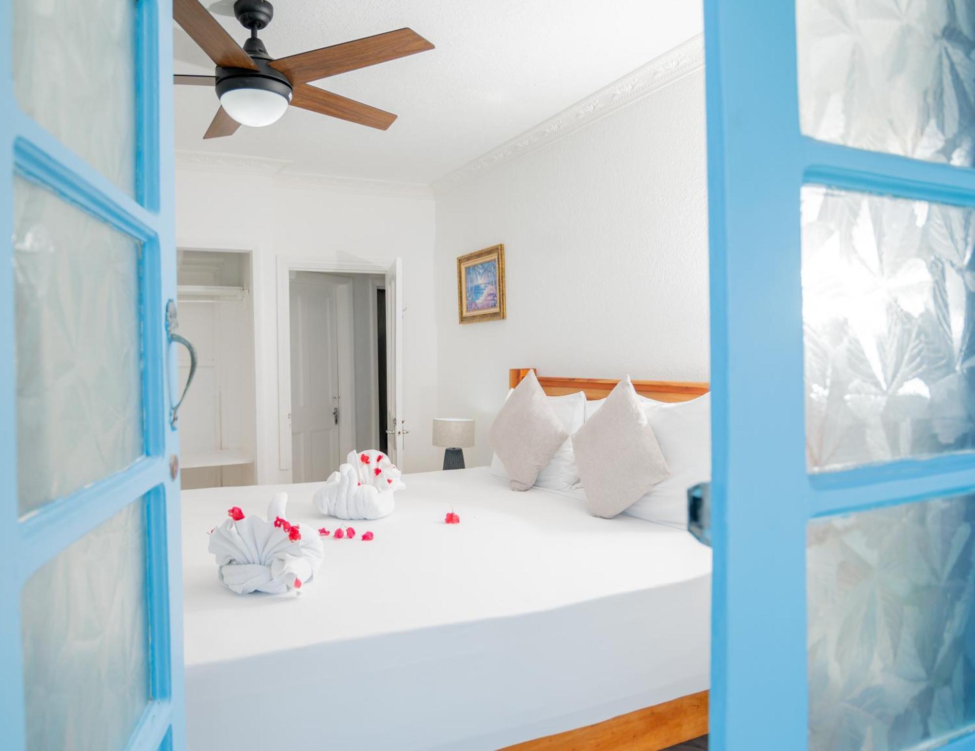 Beyond Sunset Resort & Villas Трежър Бийч Екстериор снимка