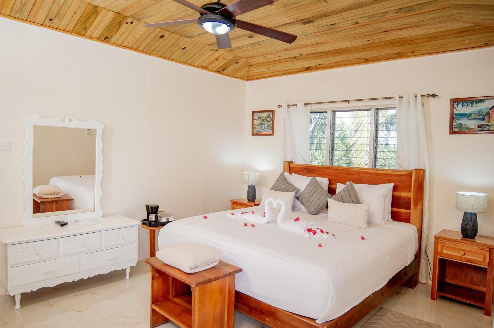 Beyond Sunset Resort & Villas Трежър Бийч Екстериор снимка