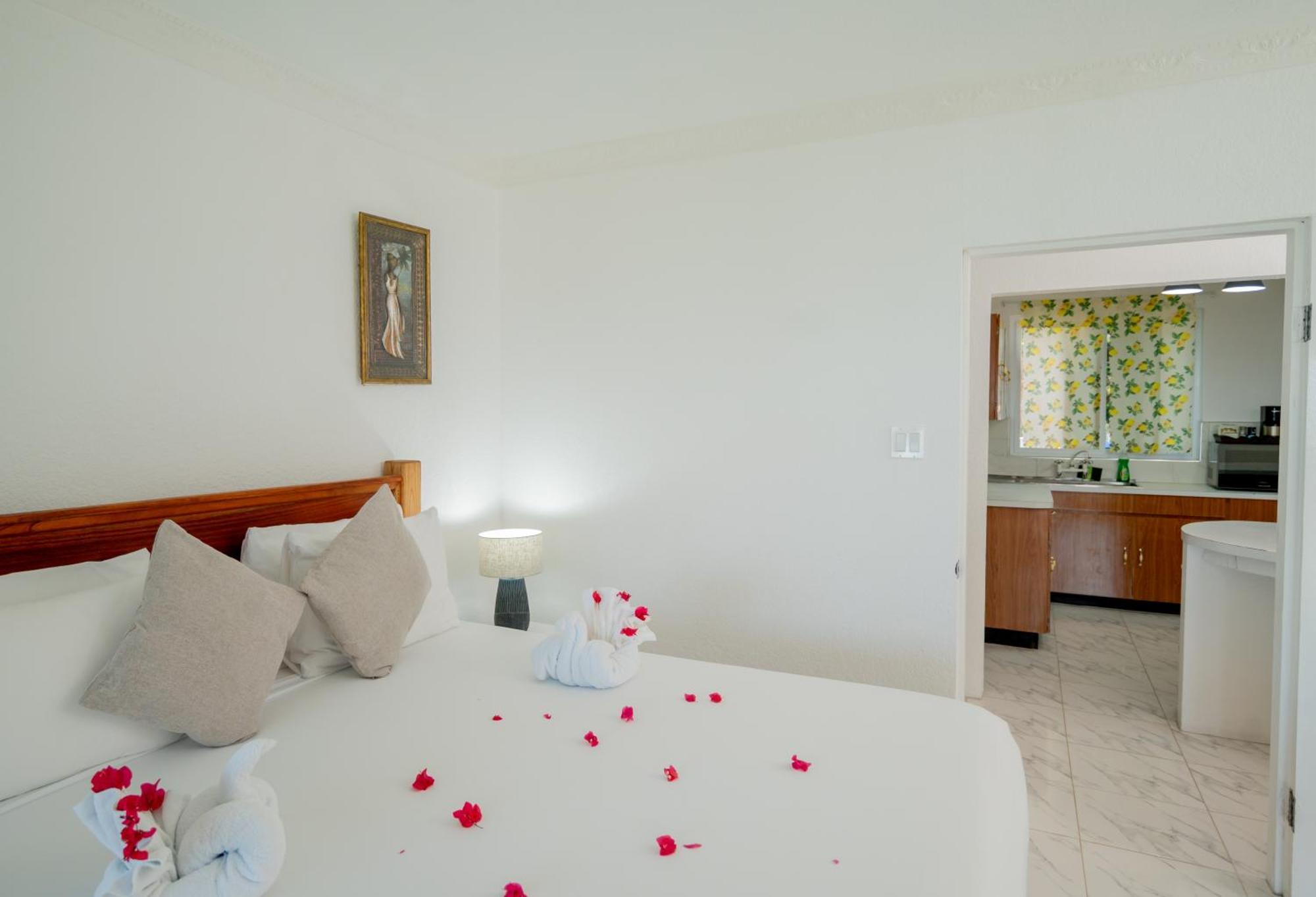 Beyond Sunset Resort & Villas Трежър Бийч Екстериор снимка