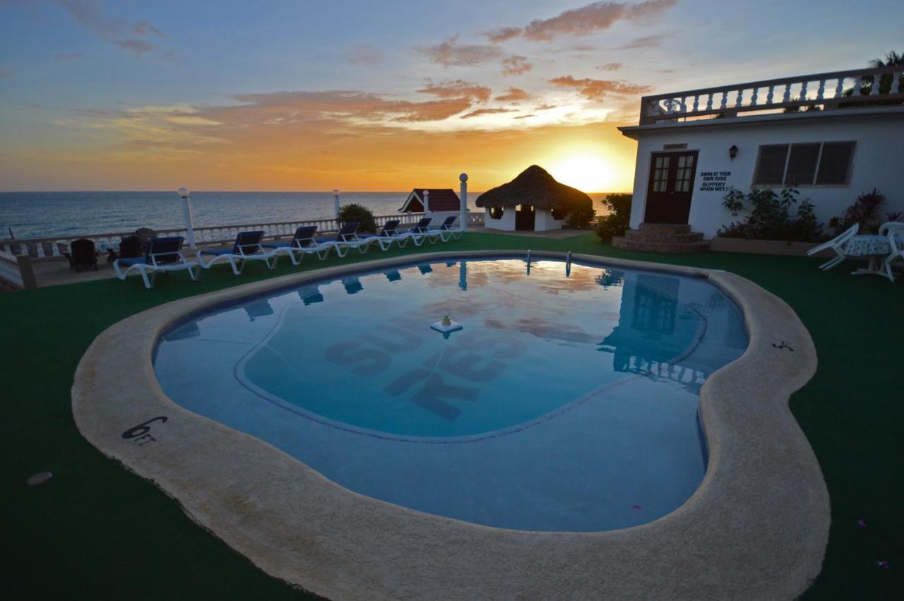 Beyond Sunset Resort & Villas Трежър Бийч Екстериор снимка